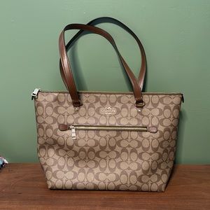 COACH -  F79609 Khaki Saddle Signature Canvas Gallery Tote